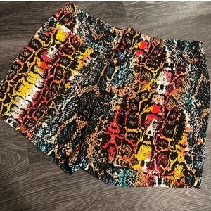 EUC NY & Co dressy shorts colorful snakeskin print w pockets to dress up or down